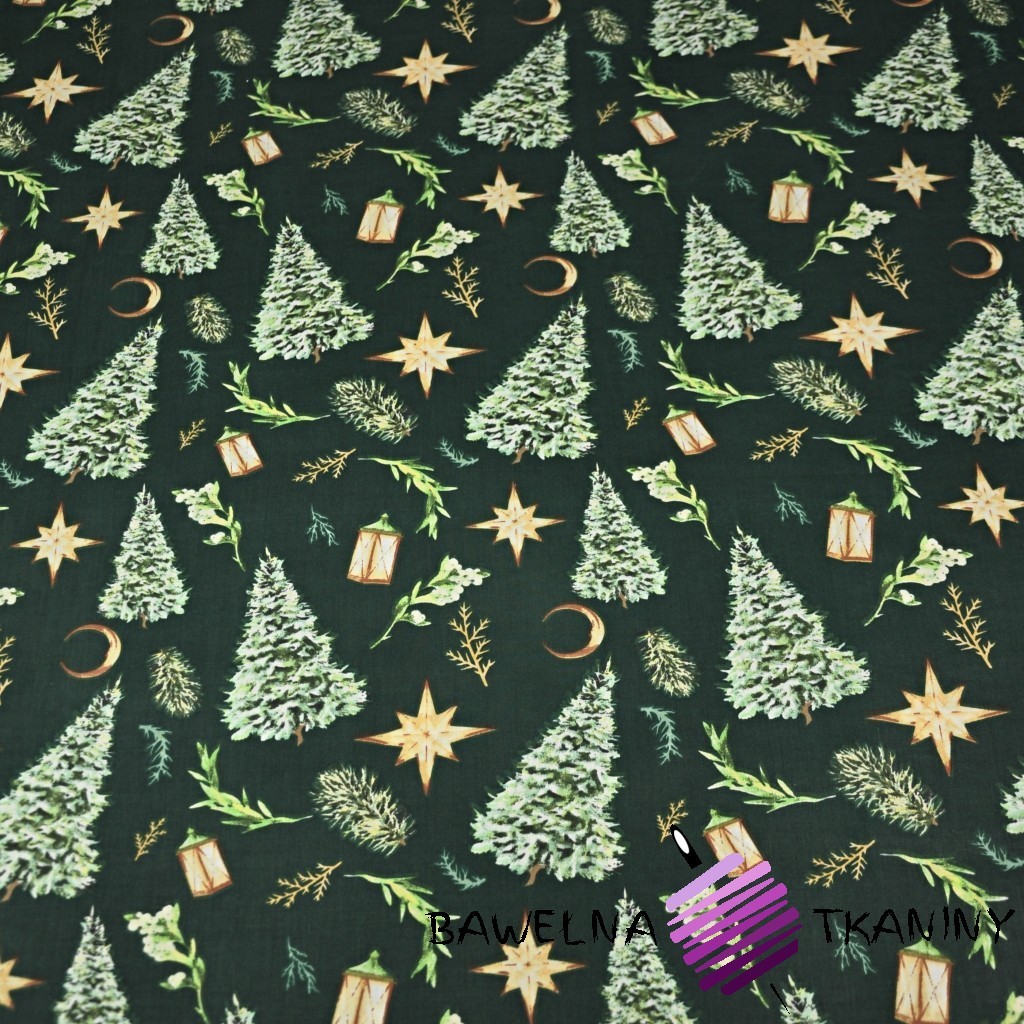 wzór świąteczny choinki w lesie na ciemno zielonym tle