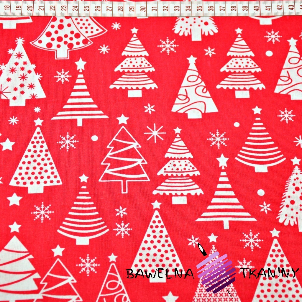 Bawełna Wzór świąteczny choinki z bombkami na czerwonym tle