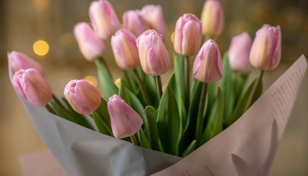 Kwiaty i bukiety tulipanów. Zaproś wiosnę do swojego domu!