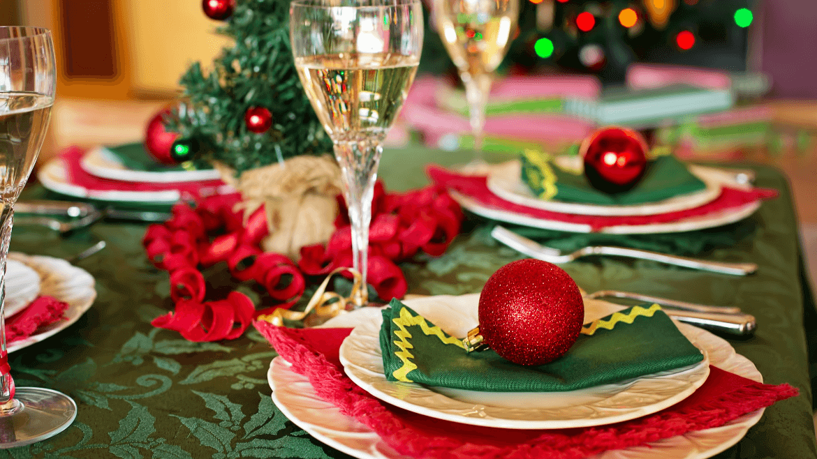 Zielony obrus świąteczny, czerwona serwetka, stół wigilijny